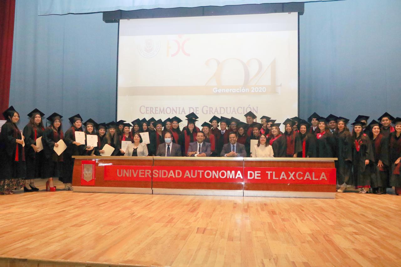 Graduó UATx a profesionistas en el área del desarrollo humano